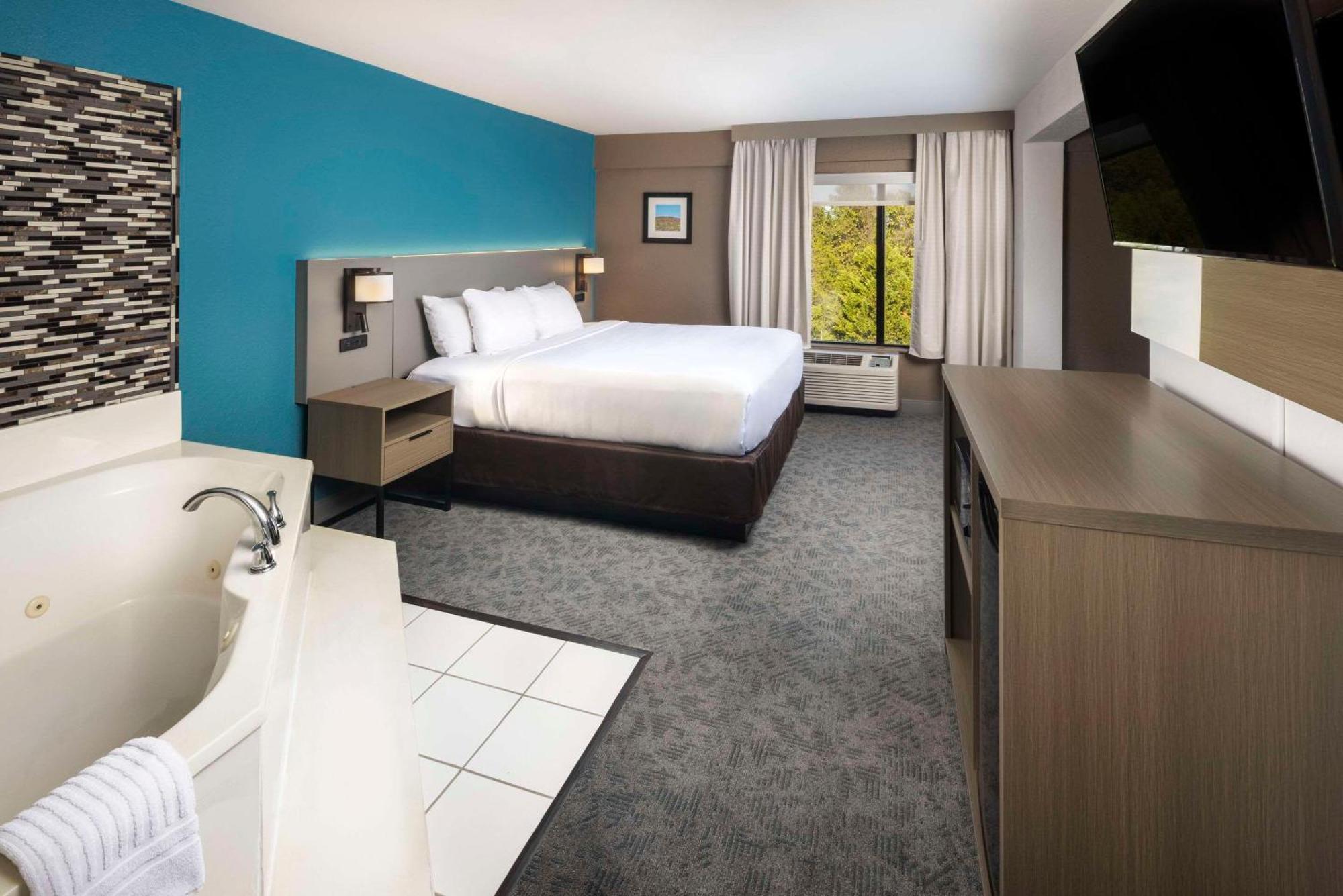 Comfort Inn & Suites Dahlonega University Area Екстериор снимка