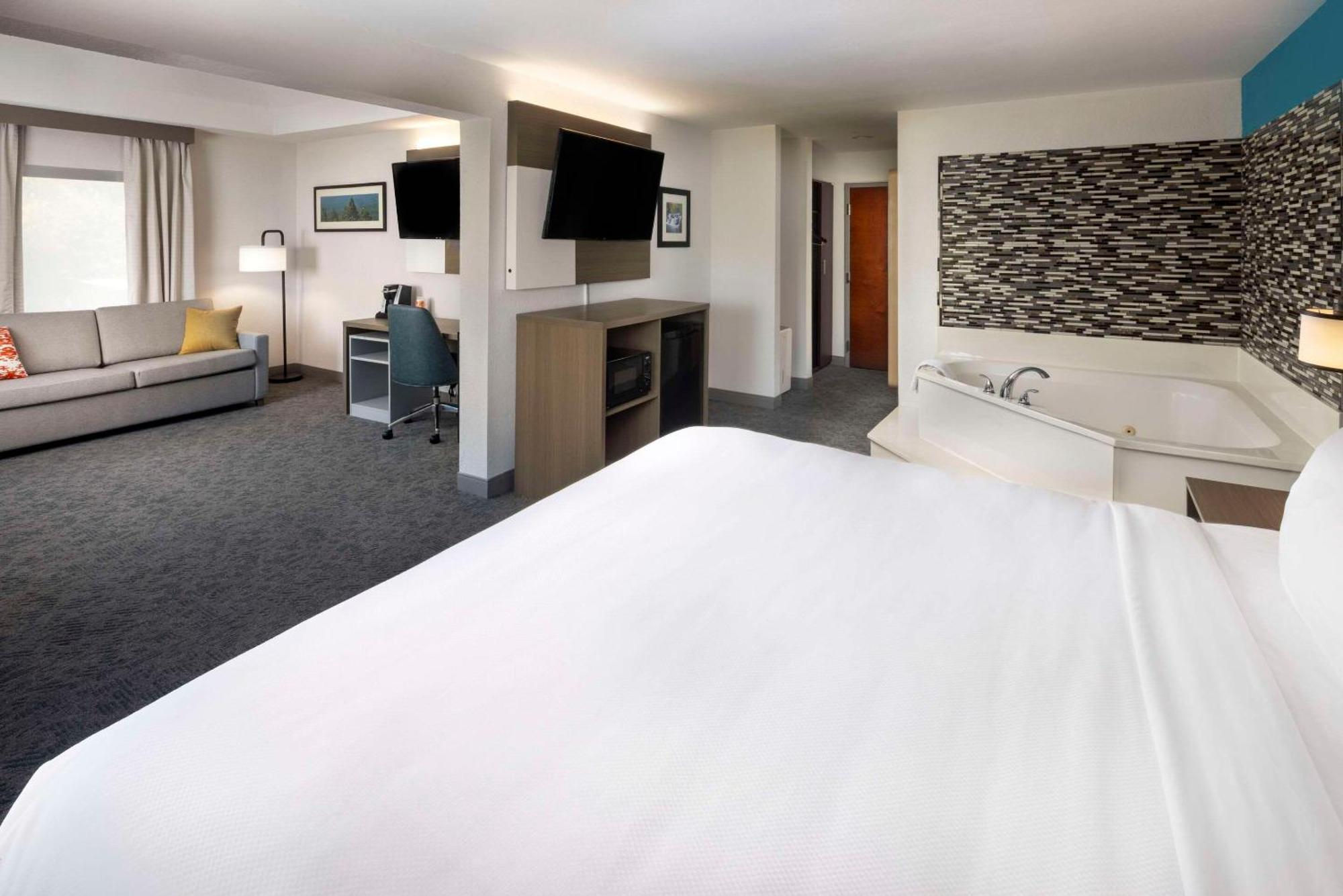 Comfort Inn & Suites Dahlonega University Area Екстериор снимка