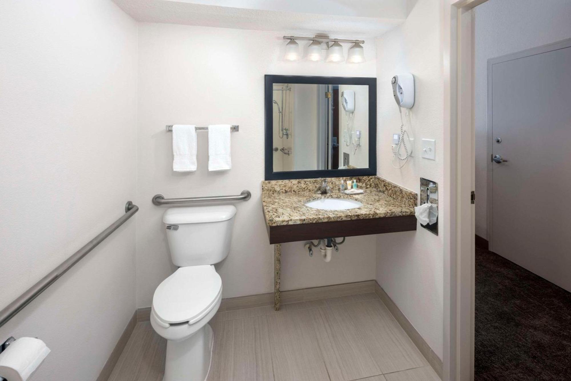 Comfort Inn & Suites Dahlonega University Area Екстериор снимка