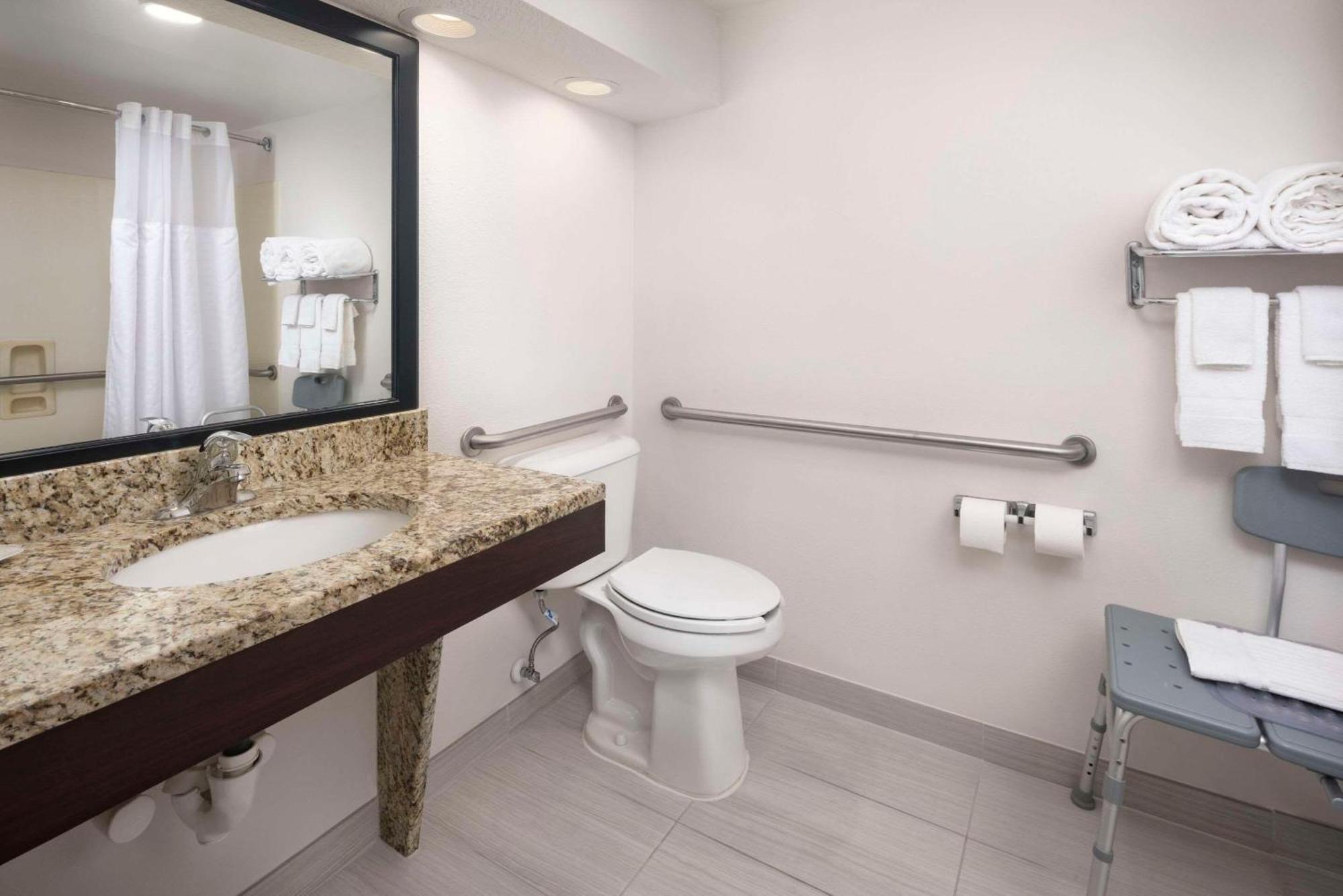 Comfort Inn & Suites Dahlonega University Area Екстериор снимка